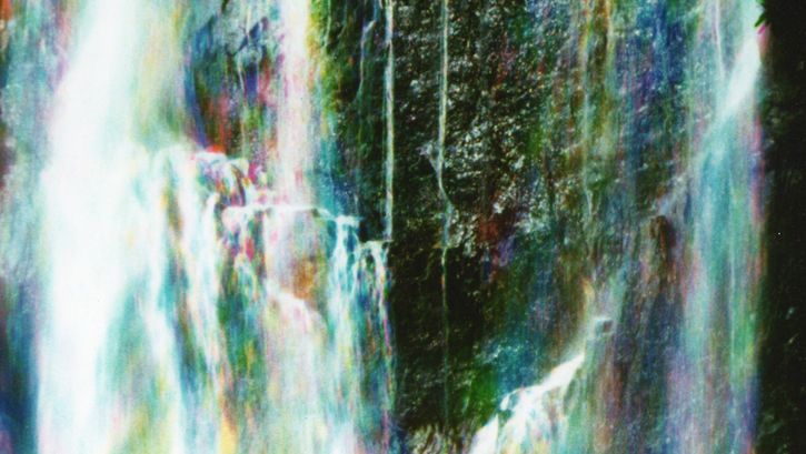 Filmstill aus WATERFALL: Ein Wasserfall, der in verschiedenen Farben glitzert.