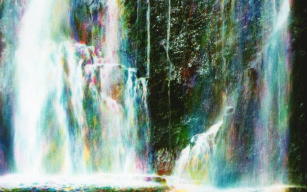 Filmstill aus WATERFALL: Ein Wasserfall, der in verschiedenen Farben glitzert.