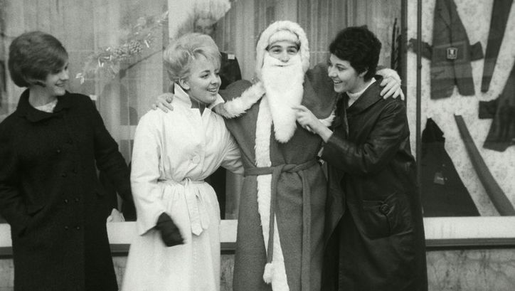 Filmstill aus LE PÈRE NOEL A LES YEUX BLEUS: Drei Frauen stehen vor einem Schaufenster neben einem Weihnachtsmann und scherzen mit ihm.