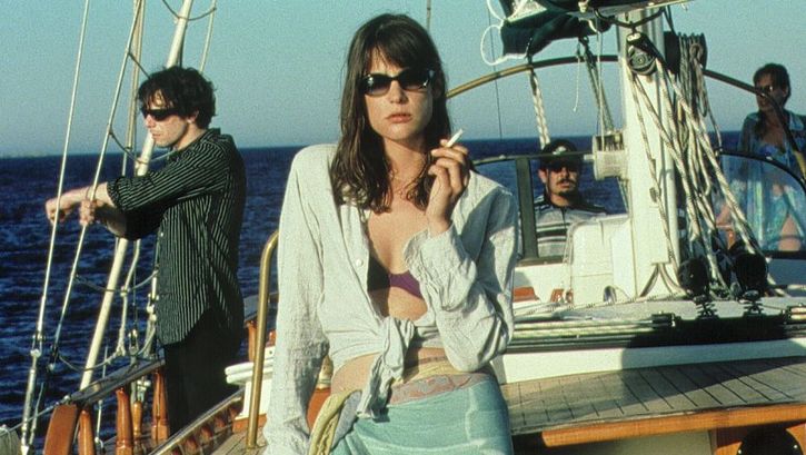 Filmstill aus UN HOMME, UN VRAI. Eine Frau und ein Mann auf einem Segelboot.