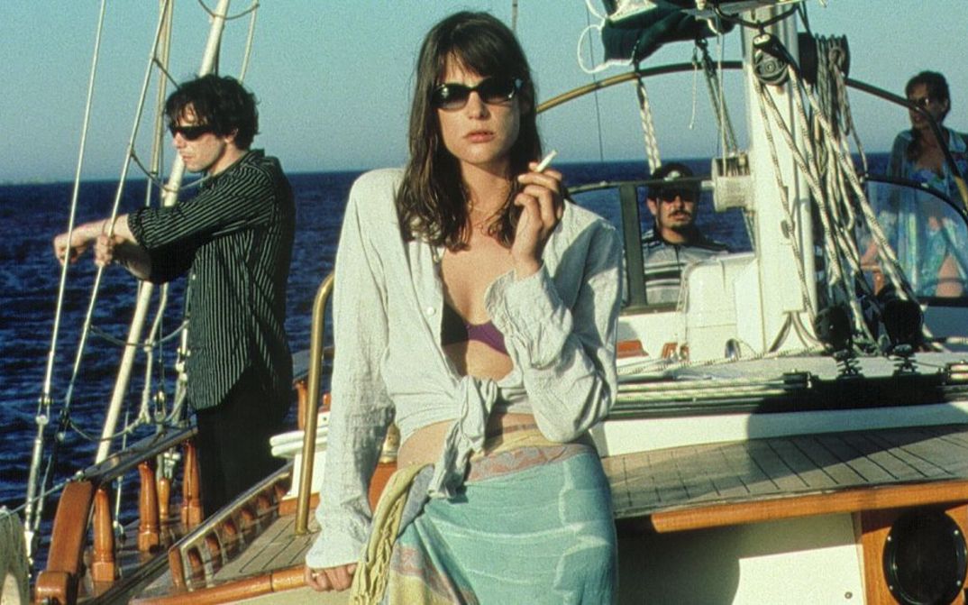Filmstill aus UN HOMME, UN VRAI. Eine Frau und ein Mann auf einem Segelboot.