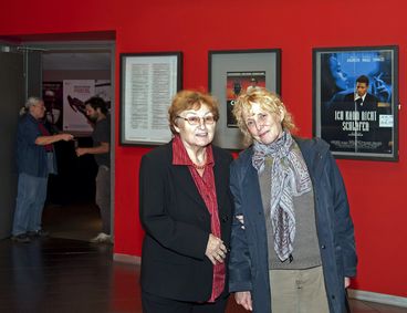 Claire Denis vor Filmpostern