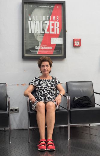 Ruth Beckermann vor Filmposter sitzend