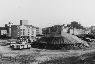Das Tempodrom wurde 1980 in Form eines Zirkuszelts gegründet.