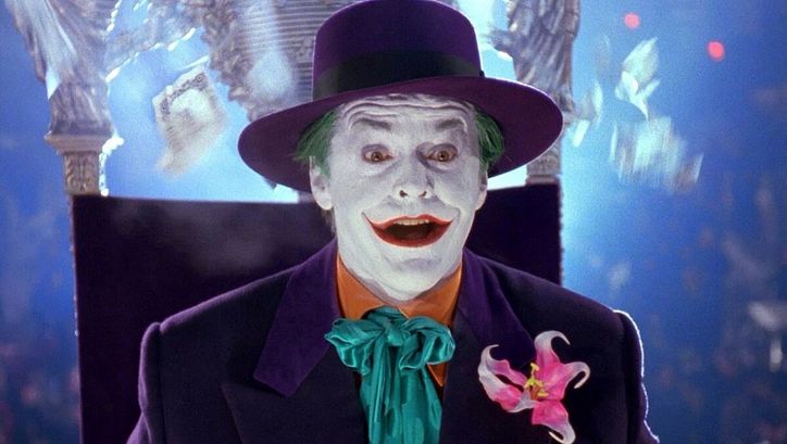 Filmstill aus BATMAN: Der Schauspieler Jack Nicholson als Joker mit weiß geschminktem Gesicht.