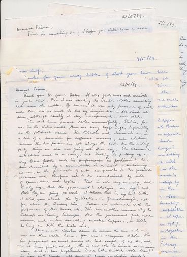 Ein Foto von vier Briefen, die teilweise übereinander gestapelt sind. Alle Briefe sind mit blauer oder schwarzer Tinte von Hand geschrieben, in einer kleinen, verfeinerten Schreibschrift. Alle sind zwischen April und Juni 1989 datiert.