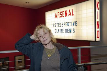 Claire Denis vor Leuchtkasten mit ihrem Namen 