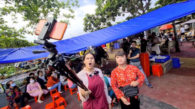 Filmstill aus dem Film "Diva" von Nicolas Cilins. Eine Frau filmt sich mit einem Handy an einem Selfie-Stick