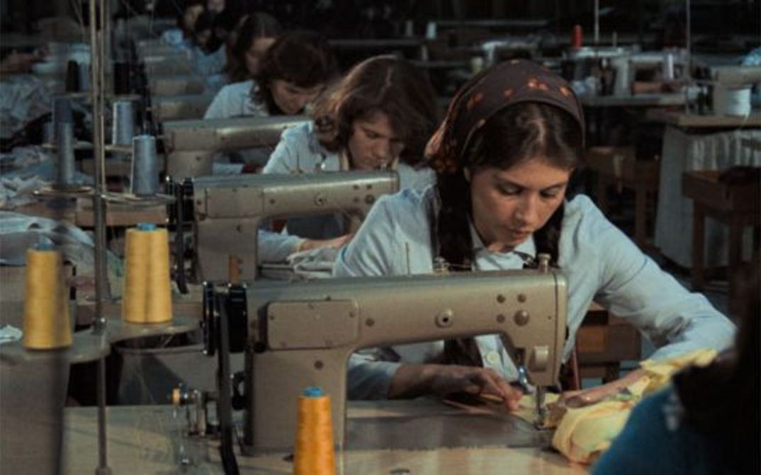Filmstill aus KARA KAFA: Eine Reihe von Nähmaschinen mit Näherinnen.
