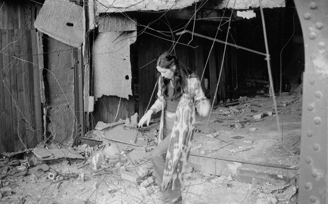 Cynthia Beatt in der Ruine des Haus Vaterland