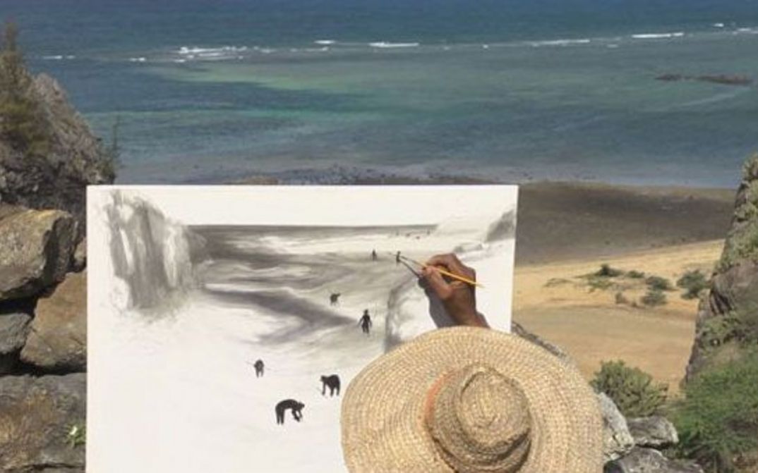 Filmstill aus PIQUEUSES. Auf einer Staffelei malt jemand ein Bild, in der Ferne sieht man das Meer.