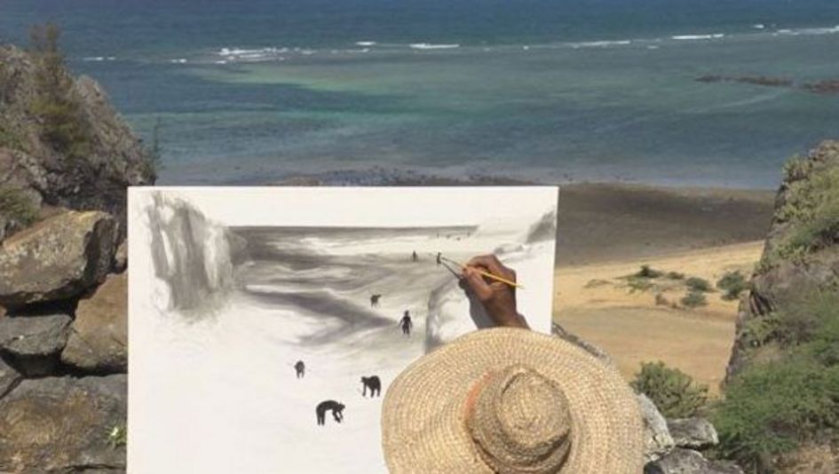 Filmstill aus PIQUEUSES. Auf einer Staffelei malt jemand ein Bild, in der Ferne sieht man das Meer. 