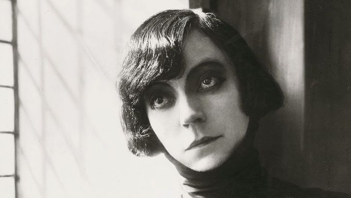 Filmstill aus HAMLET. Großaufnahme von Asta Nielsen als Hamlet.