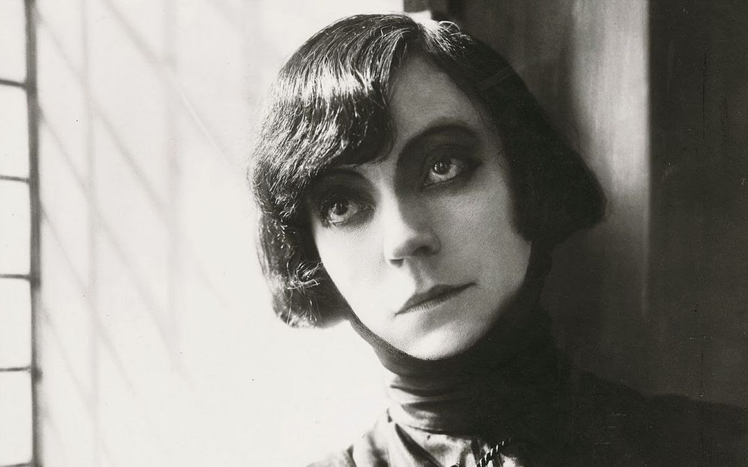 Filmstill aus HAMLET. Großaufnahme von Asta Nielsen als Hamlet.
