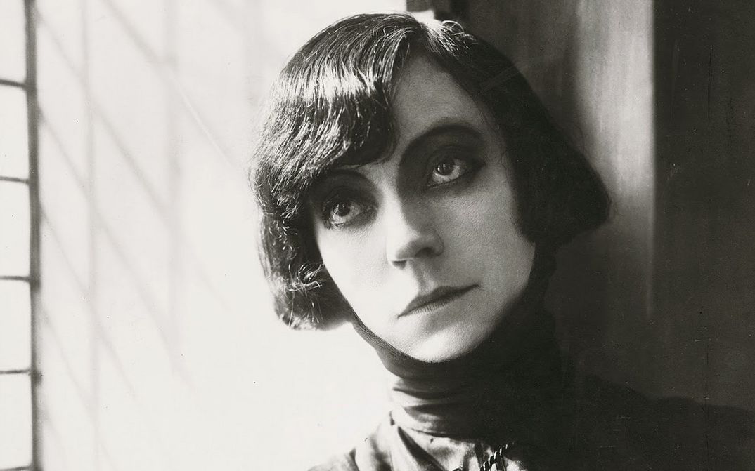 Filmstill aus HAMLET. Großaufnahme von Asta Nielsen als Hamlet.