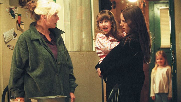 Filmstill aus MY LIFE WITHOUT ME: In einem Wohnraum stehen zwei Frauen. Die eine hält ein Mädchen auf dem Arm. Im Hintergrund steht noch ein Kind.