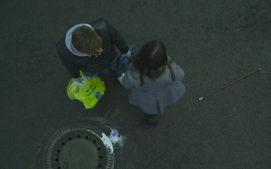 Die Schauspieler Aylin Tezel und Klaas Heufer-Umlauf im Film „Riss“ (Still)