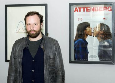 Yorgos Lanthimos vor Filmposter 