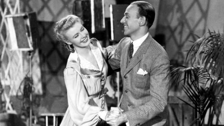 Filmstill aus SHALL WE DANCE. Ginger Rogers und Fred Astaire tanzen lachend.