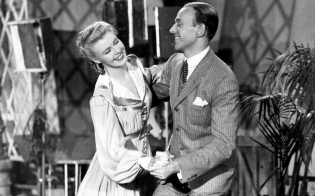 Filmstill aus SHALL WE DANCE. Ginger Rogers und Fred Astaire tanzen lachend.
