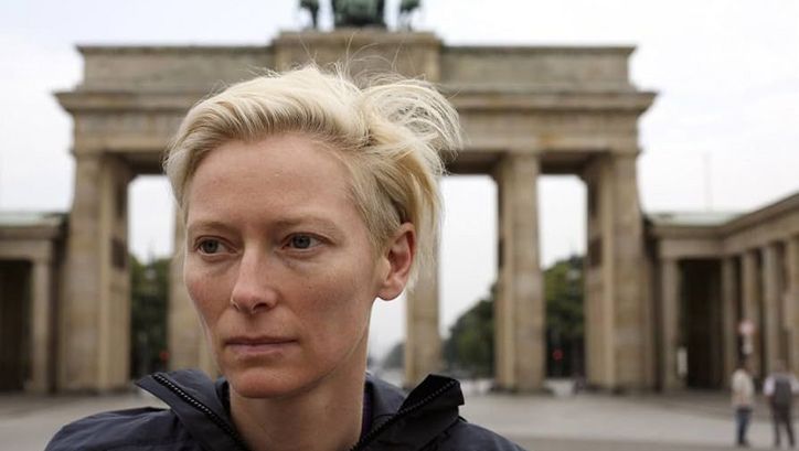Filmstill aus THE INVISIBLE FRAME: Tilda Swinton vor dem Brandenburger Tor.