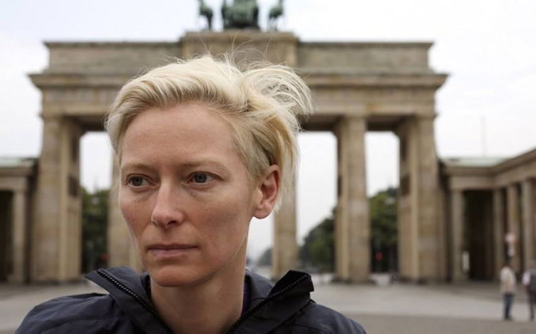 Filmstill aus THE INVISIBLE FRAME: Tilda Swinton vor dem Brandenburger Tor.