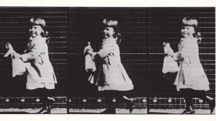 Filmstill aus EADWEARD MUYBRIDGE, ZOOPRAXOGRAPHER: Es besteht aus drei nebeneinanderliegenden Fotografien eines Kindes, in denen eine Bewegung sichtbar wird.