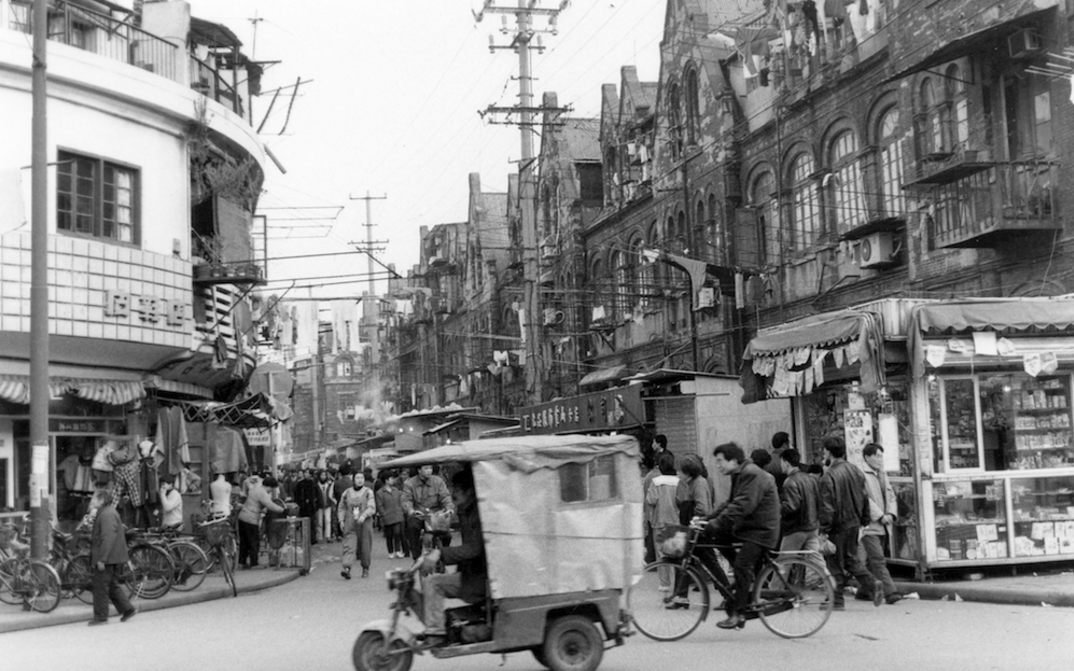 Filmstill aus EXIL SHANGHAI: Eine belebte Straßenszene in Shanghai.