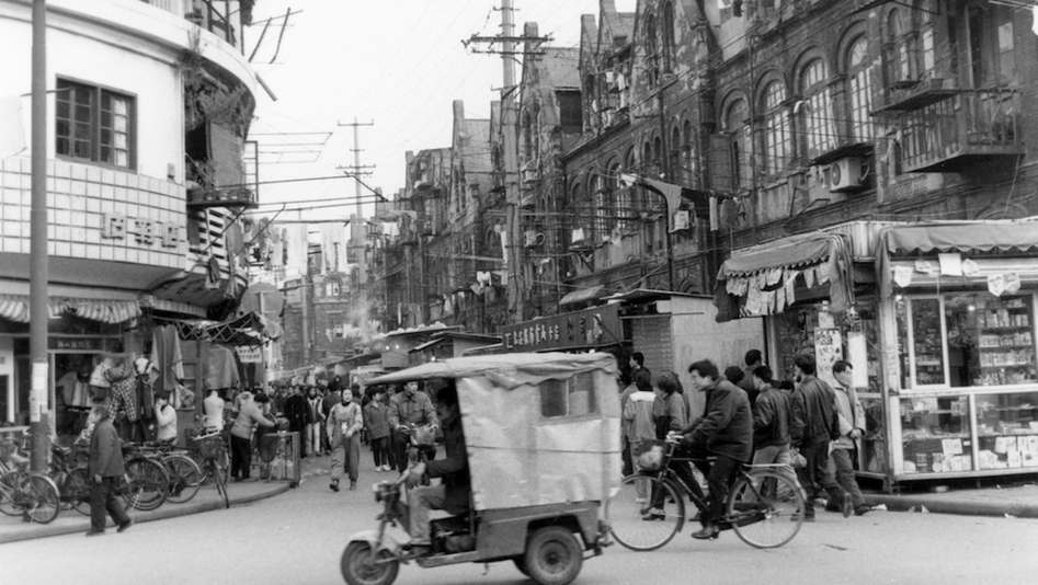 Film still from EXIL SHANGHAI: A lively street scene in Shanghai.