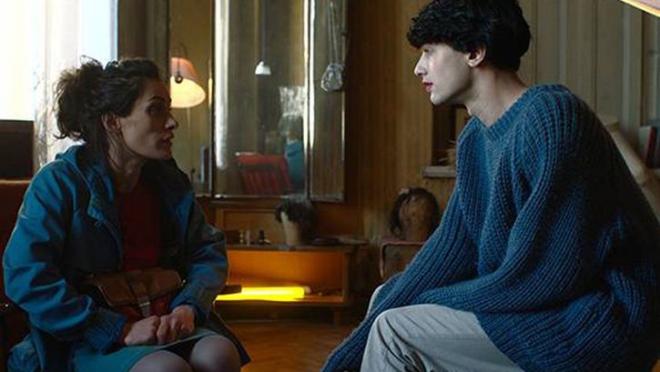 Filmstill aus INHALE – EXHALE. Eie Frau und ein Mann unterhalten sich in einer Wohnung.