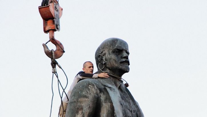 Film still from THE FALL OF LENIN: A huge statue of Lenin is being dismantled.