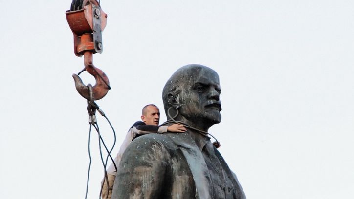 Filmstill aus THE FALL OF LENIN: Eine riesige Lenin-Statue wird abmontiert.