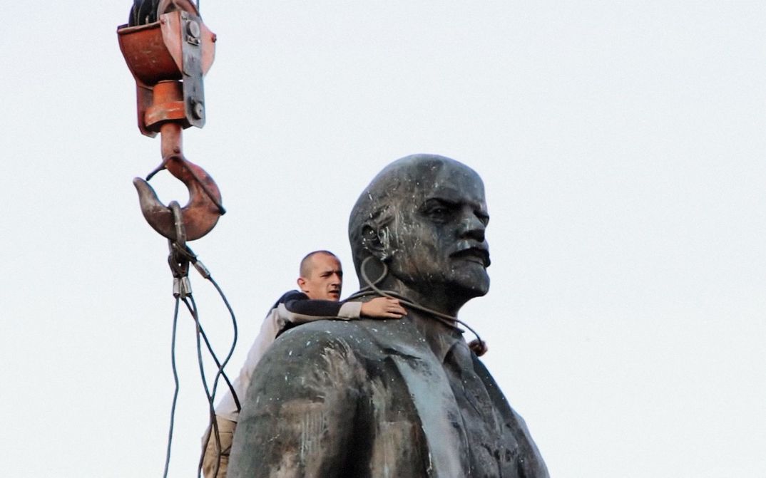 Film still from THE FALL OF LENIN: A huge statue of Lenin is being dismantled.