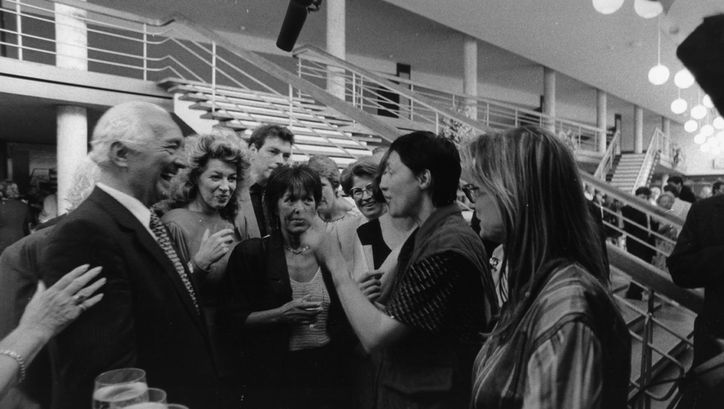 Filmstill aus DIE DEUTSCHEN UND IHRE MÄNNER. Eine Gruppe von Frauen im Gespräch mit Franz Beckenbauer.