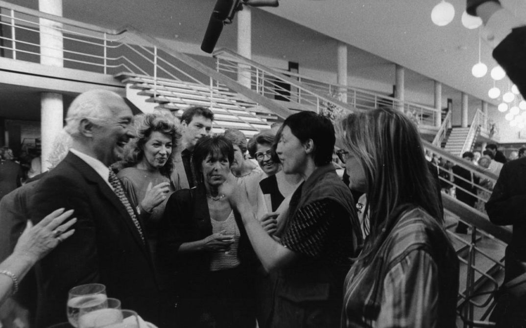Filmstill aus DIE DEUTSCHEN UND IHRE MÄNNER. Eine Gruppe von Frauen im Gespräch mit Franz Beckenbauer.