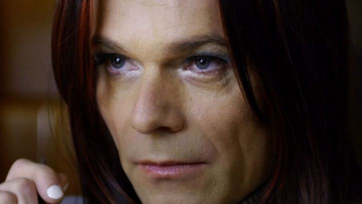 Filmstill aus JANINE ZIEHT AUFS LAND von Jan Eilhardt. Das Foto zeigt ein geschminktes weibliches Gesicht mit ernstem Blick in Großaufnahme.