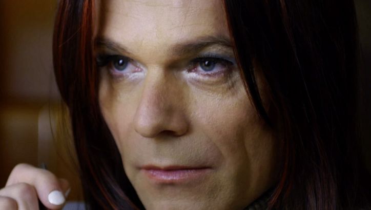 Filmstill aus JANINE ZIEHT AUFS LAND von Jan Eilhardt. Das Foto zeigt ein geschminktes weibliches Gesicht mit ernstem Blick in Großaufnahme.