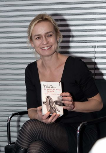 Sandrine Bonnaire mit Buch 
