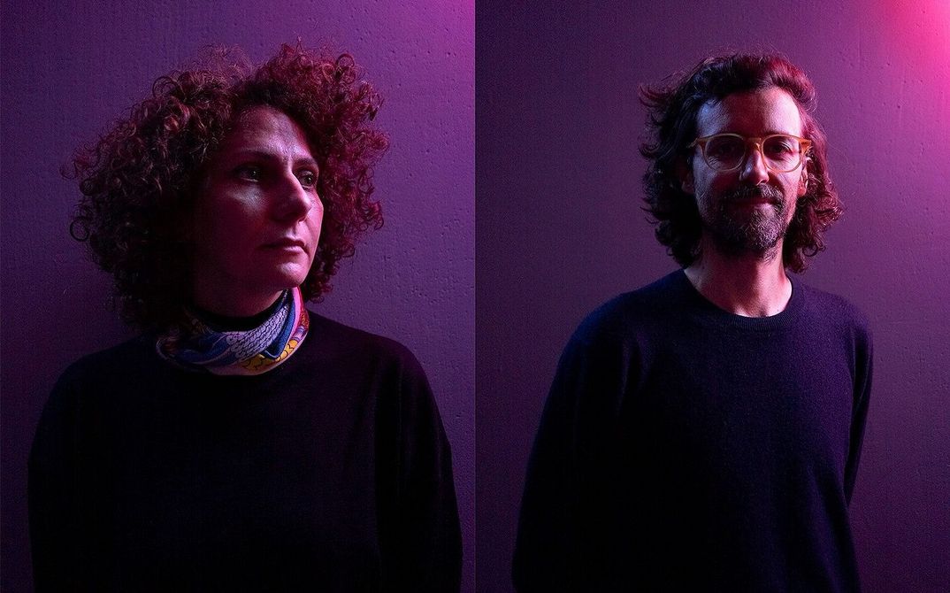 Portraits von Ala Younis und Ulrich Ziemons in violettem Licht