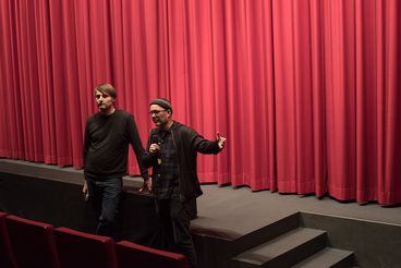 Bill Morrison vor roten Kinovorhang 