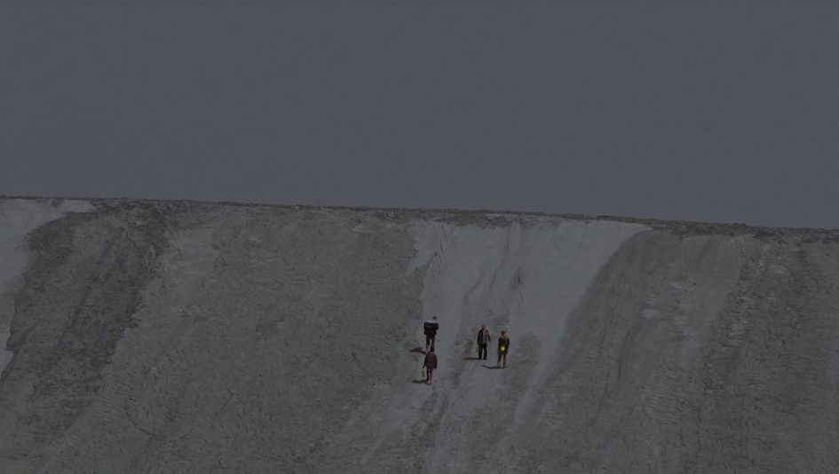 Filmstill aus dem Film „The Periphery of the Base“ von Zhou Tao. Vier Personen klettern auf einen scheinbar lehmigen Hügel.