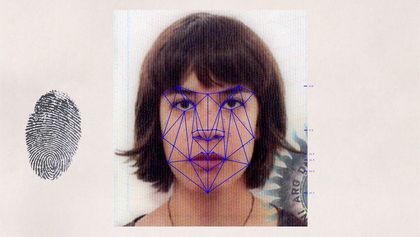 Ein Passfoto einer jungen Frau mit braunen Haaren und einem Pony. Auf ihrem Gesicht ahmen blaue Linien eine Gesichtserkennungssoftware nach. Links neben dem Foto ist ein schwarzer Fingerabdruck.
