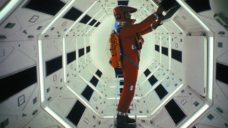 Filmstill aus 2001: Ein Astronaut in einem roten Raumanzug an einem Schaltelement.
