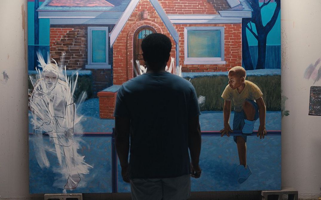 Filmstill aus EXHIBITING FORGIVENESS: Man sieht eine Person von hinten, die direkt vor einem großen Gemälde steht.