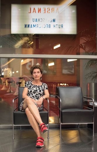 Ruth Beckermann vor Marquee sitzend