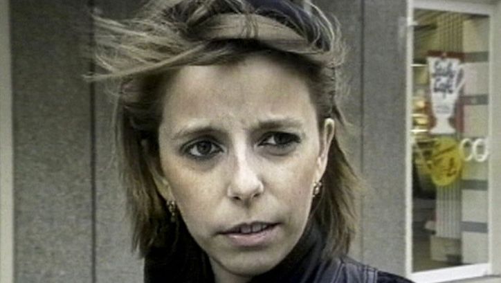 Filmstill aus FORMER EAST FORMER WEST: Eine junge Frau spricht direkt in die Kamera.