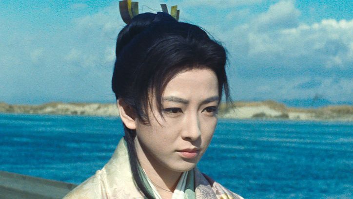 Filmstill aus OGIN-SAMA: Eine Frau in einem traditionellen japanischen Kimono vor einem Gewässer.