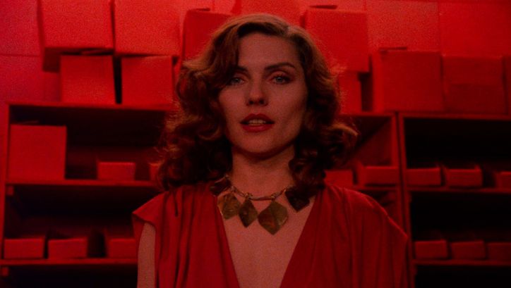 Filmstill aus VIDEODROME: Eine Faru mit großer geometrischer Kette. Das Foto ist in roten Farben.