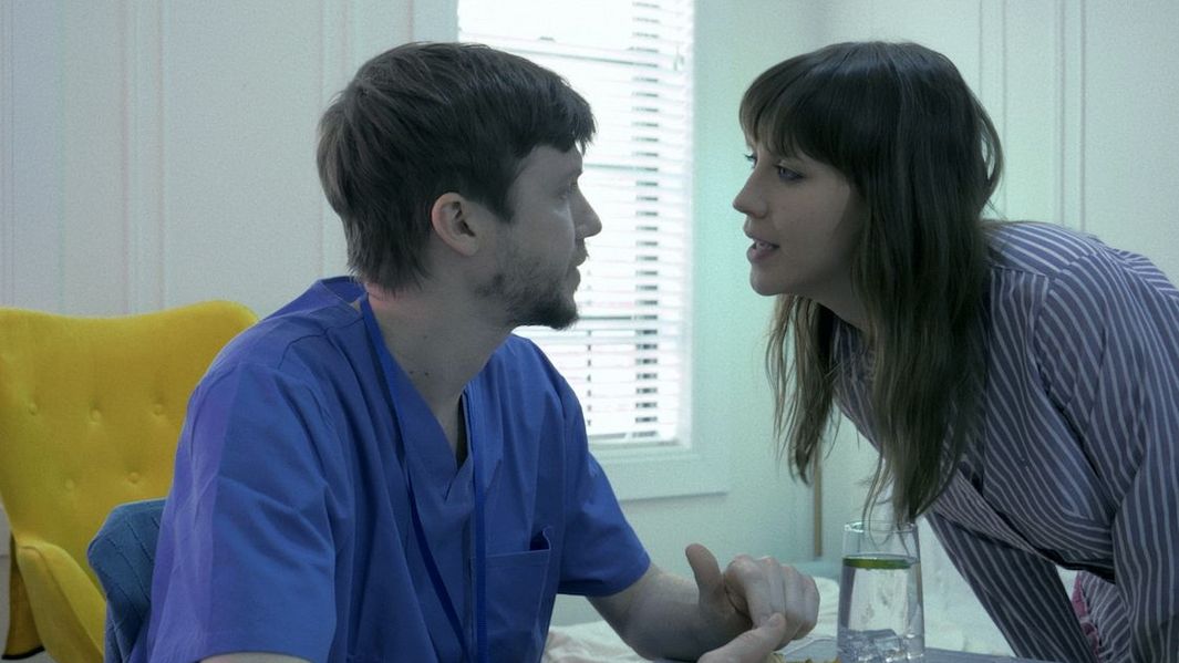 Filmstill aus ENDURANCE: Ein Mann und eine Frau im Gespräch.