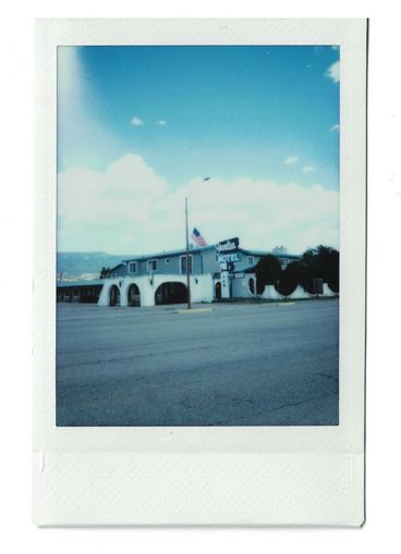 Polaroid eines Motels mit einer amerikanischen Flagge